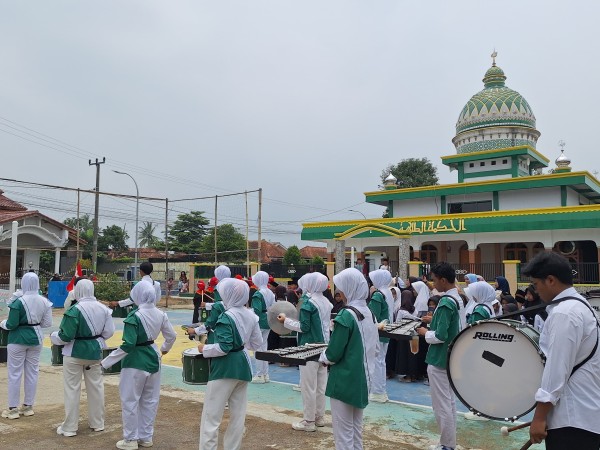 Marching Band Gita Nada Mantiku Sukses Hibur Warga Cipetir.